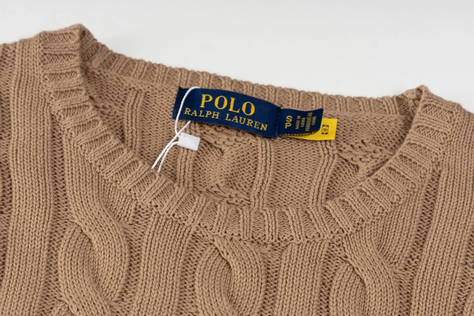 P220 #R91 RALPH LAUREN Ralph Lauren fourteen colors classic small label embroidery round neck pullover cable cardigan sweater men's top, high-density LOGO embroidery on the chest, original customization of tag accessories. Made of pure cotton yarn, pure cotton is skin-friendly and comfortable, small label war horse embroidered twist button round neck sweater 🐎 high quality, follow the blogger to learn how to wear it! Let’s buy a Ralph Lauren cable sweater. It’s a super hard-to-find series after it became popular. It’s hard to find one on the official website. It’s simple and practical to wear, with a lazy and loose feel. The thickened fabric has more texture, feels soft and delicate, and has a loose fit. Whether worn alone or layered, you can wear different styles of fashion with just one piece!   Size：XS S M L Sleeve length: 59/60/61/62/63